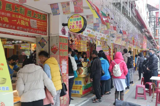 超狂！他刮刮樂中100萬「掏錢包分紅」　彩券行直接匯獎金給他
