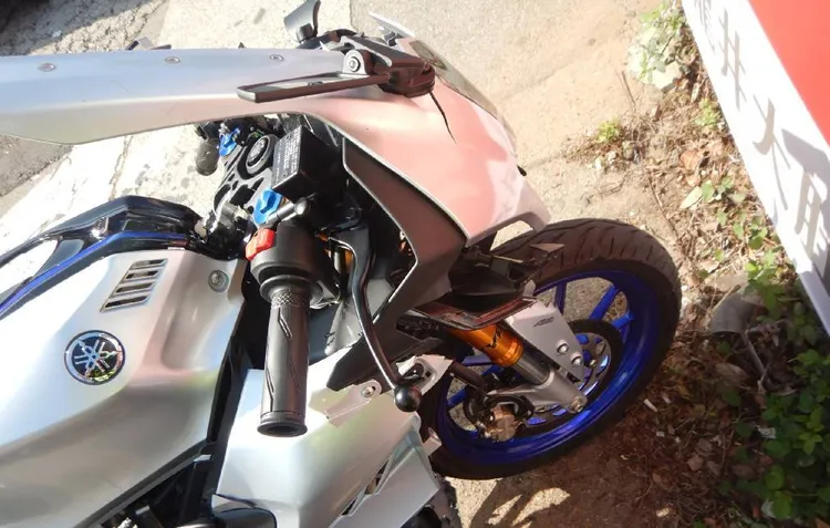 機車撞擊違規自小客，車頭整個內縮。讀者提供