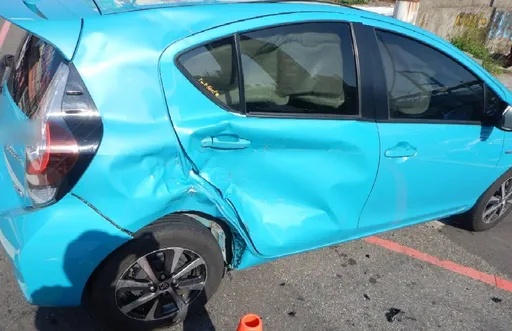 台中自小客搶快左轉慘遭機車擊落 失控轉向90度!撞擊影片曝光