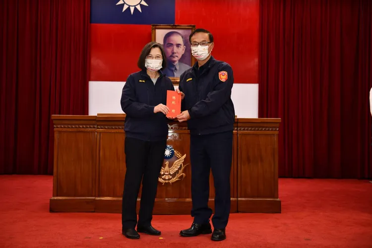 蔡英文頒發獎勵金給新北市警局。翻攝畫面