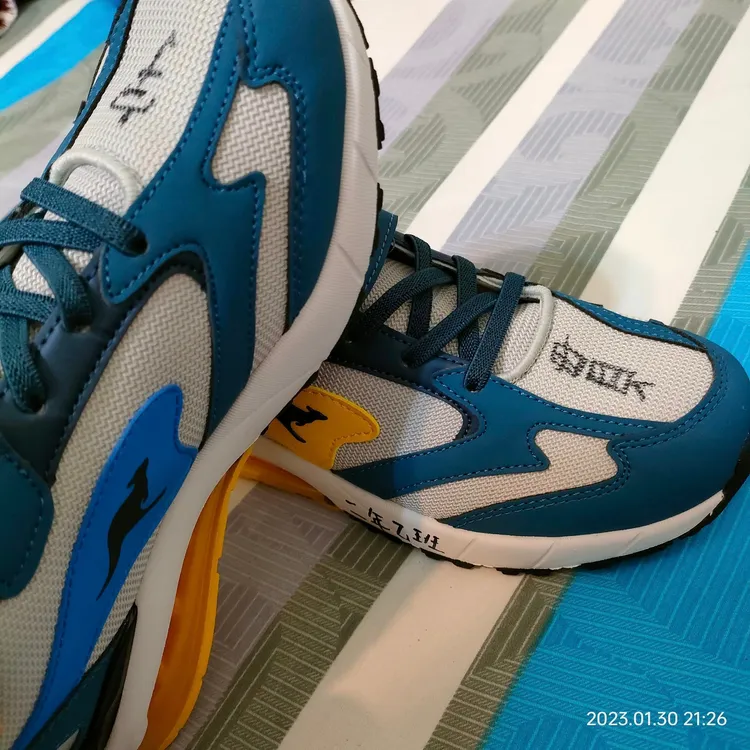 兒子在鞋子上面寫上名字跟班級，媽媽看了很傻眼。翻攝爆廢公社