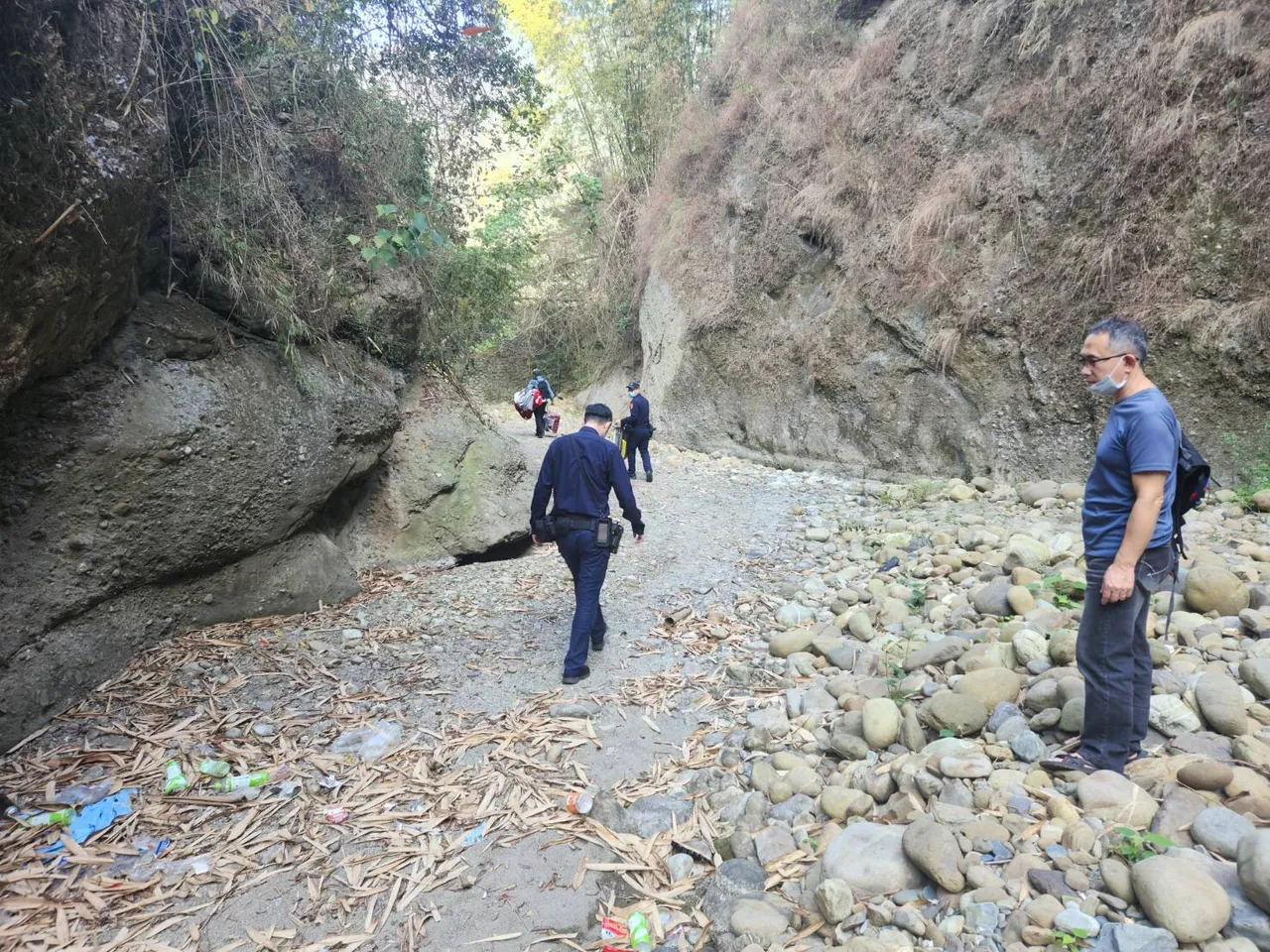 男子在河床上,自行搭起床鋪居住。翻攝畫面