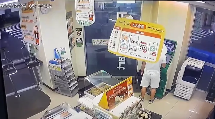 郭男持撿到的信用卡，於超商盜刷購買遊戲點數。翻攝畫面