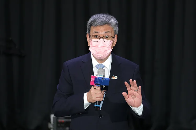 先前傳出陳建仁可望接任閣揆，並由鄭文燦擔任副手，不過現在卻傳出變卦。陳明中攝