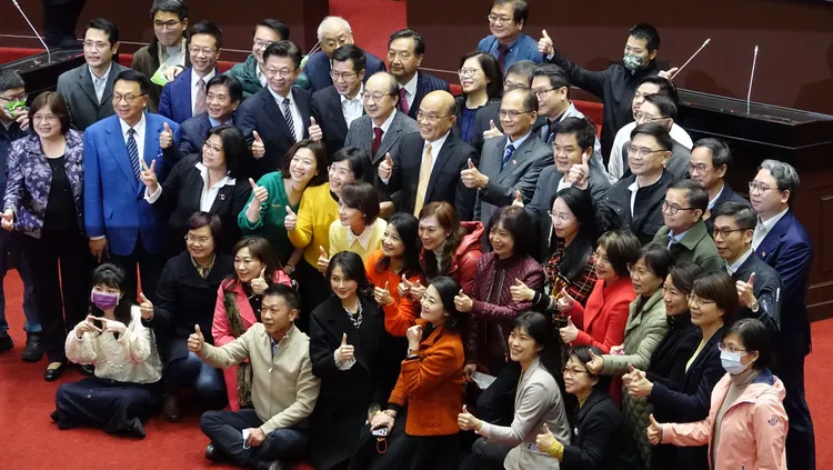 蘇貞昌今按照憲政慣例，在立院三讀通總預算後，到立院議場致意。莊宗達攝