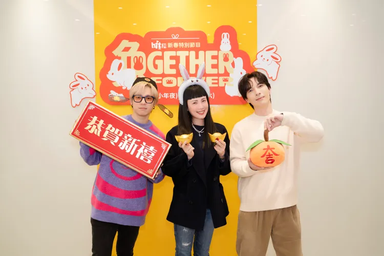 魏如萱（中）和蔣卓嘉（左）、陳勢安主持新年特別節目。HitFm提供