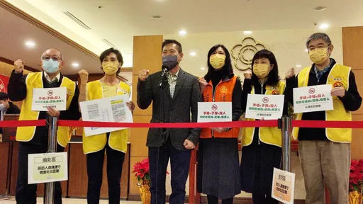 立院同意!開放加熱菸合法賣 國健署不嚴管載具挨藍營譙「欺騙國會」