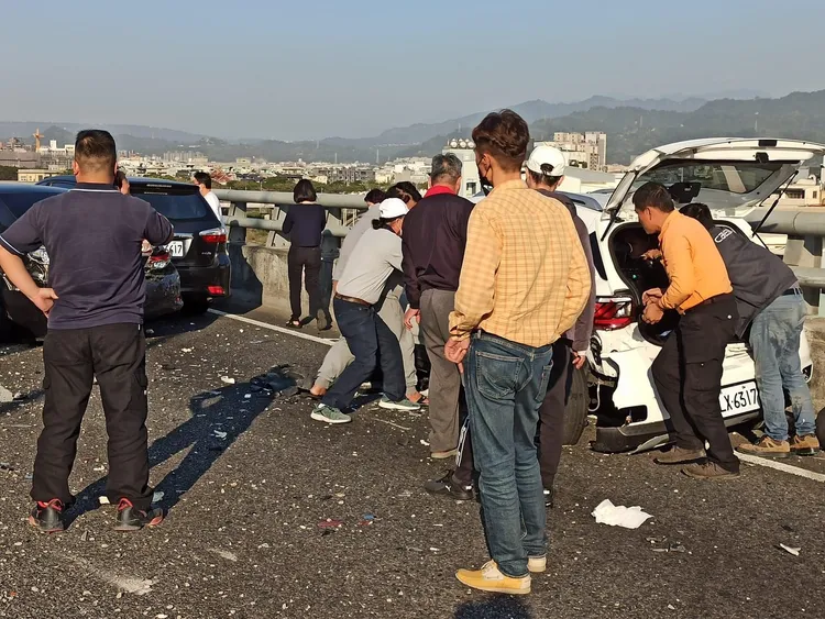 民眾合力搶救受困車內的乘客。翻攝記者爆料網