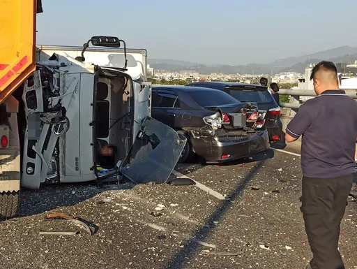 台中台74線5車連環車禍釀4傷 小貨車翻覆!道路封閉2小時