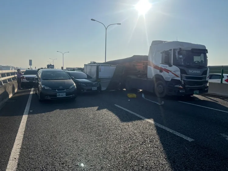 現場多輛車撞成一團，小貨車側翻。翻攝記者爆料網
