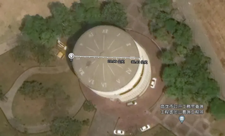根據測量日晷直徑成約30公尺。翻攝Google map