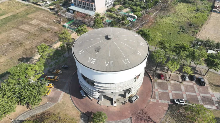 工務局岡山養護大隊建築物頂樓的日晷只能透過高空角度才能看見。侯昌騰攝