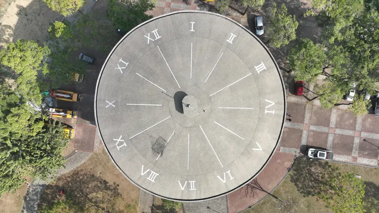 屋頂藏有巨大日晷設計字樣。侯昌騰攝