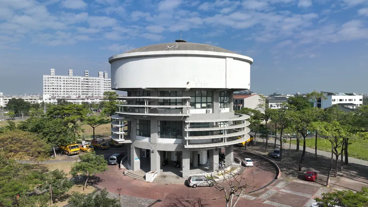 工務局岡山養護大隊建築物外觀相當特別。侯昌騰攝