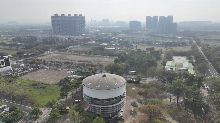 位於橋頭新市鎮的工務局岡山養護大隊建築物，從外觀看似一座大型水塔。侯昌騰攝