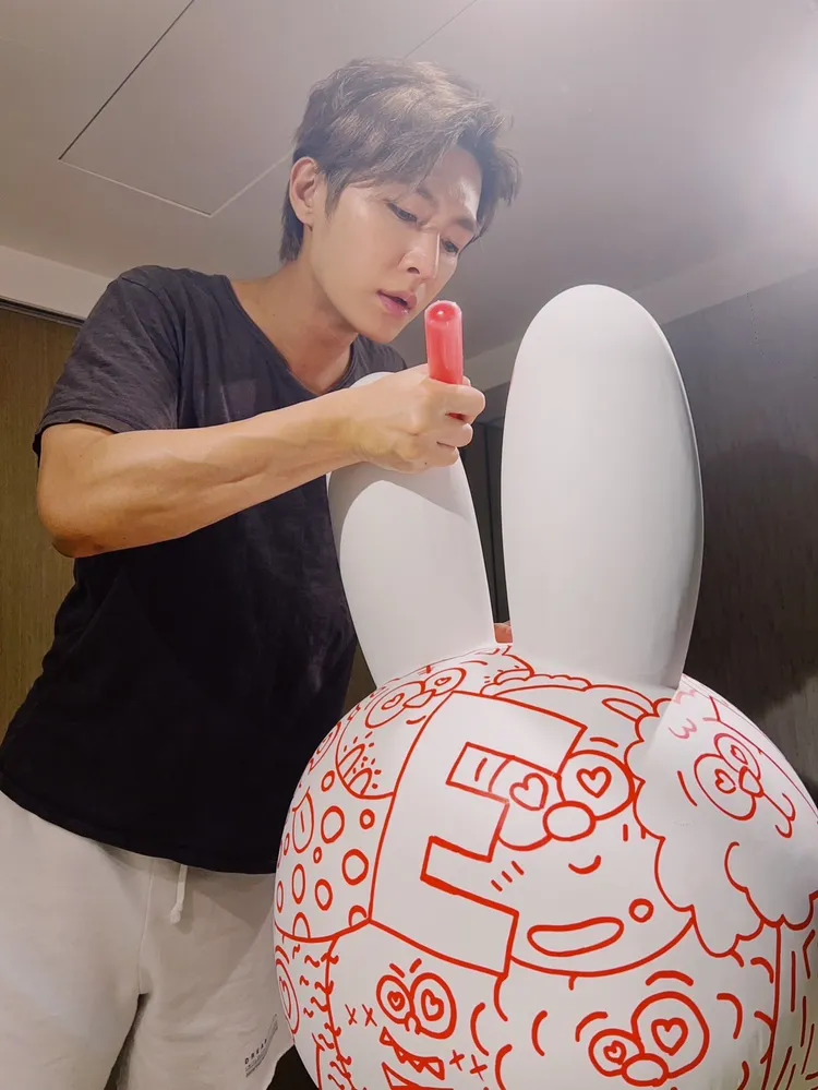 炎亞綸化身藝術家，打造《米飛兔x無限的愛》作品。《美麗佳人》提供