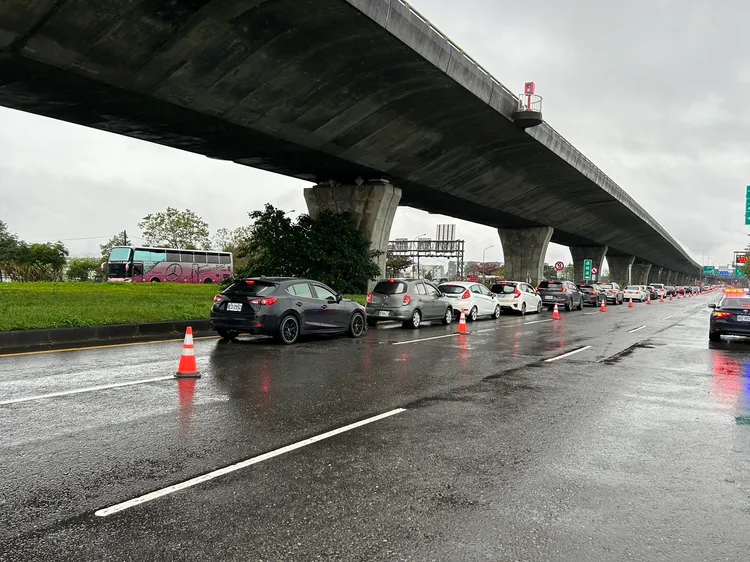 國5北上各交流道入口已有排隊車潮。讀者提供