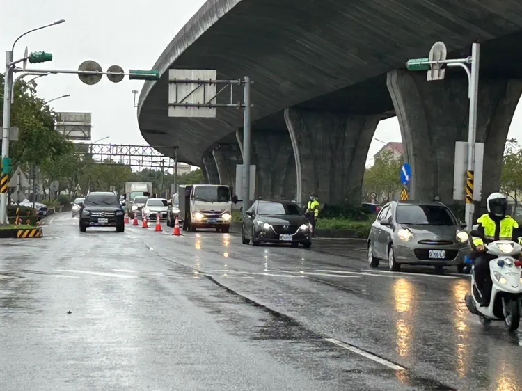 警方已投入大批人力維持交管。讀者提供