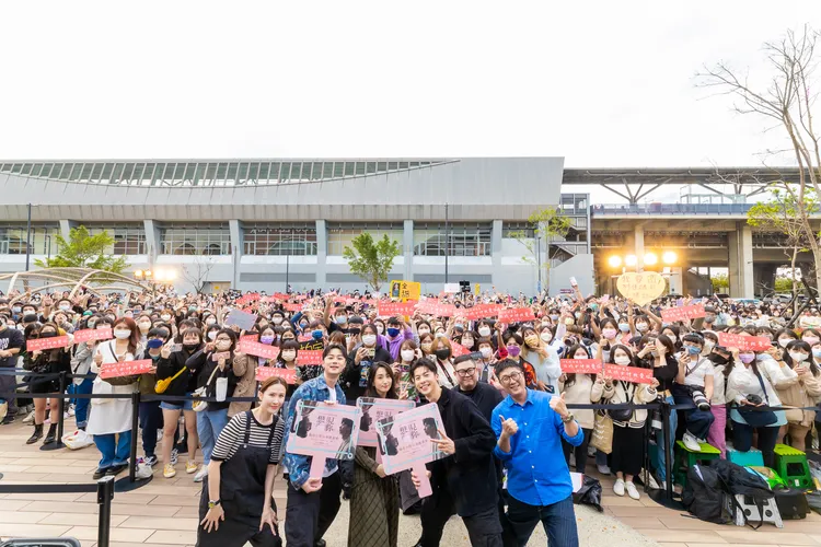 《想見你》「鳳南小隊」與主創和粉絲大合照。車庫娛樂、三鳳製作提供