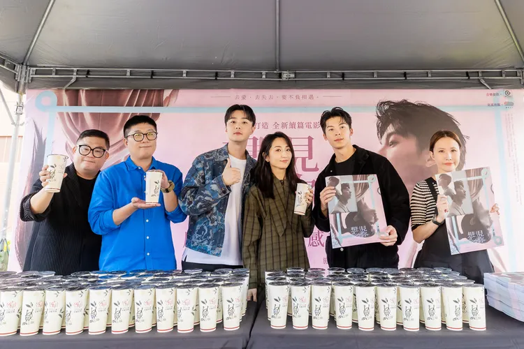 施柏宇（左起）、柯佳嬿、許光漢今到台南送珍奶感謝粉絲支持。車庫娛樂、三鳳製作提供