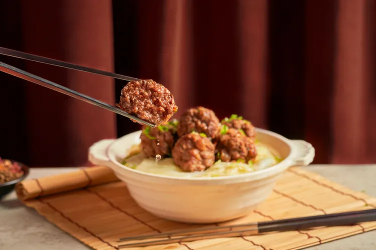 橘色涮涮屋的「私房牛禮組」隨宅配組合附贈，內含有獅子頭、牛拌醬、牛辣醬，其中的獅子頭特別還以頂級美國Prime牛小排來製作。業者提供