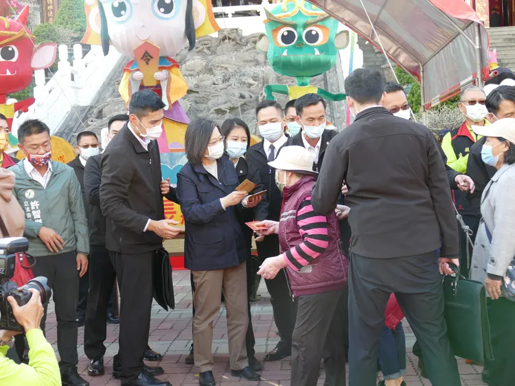 蔡英文總統今南下高雄鳳山發紅包，許多民眾排隊領取。議會提供