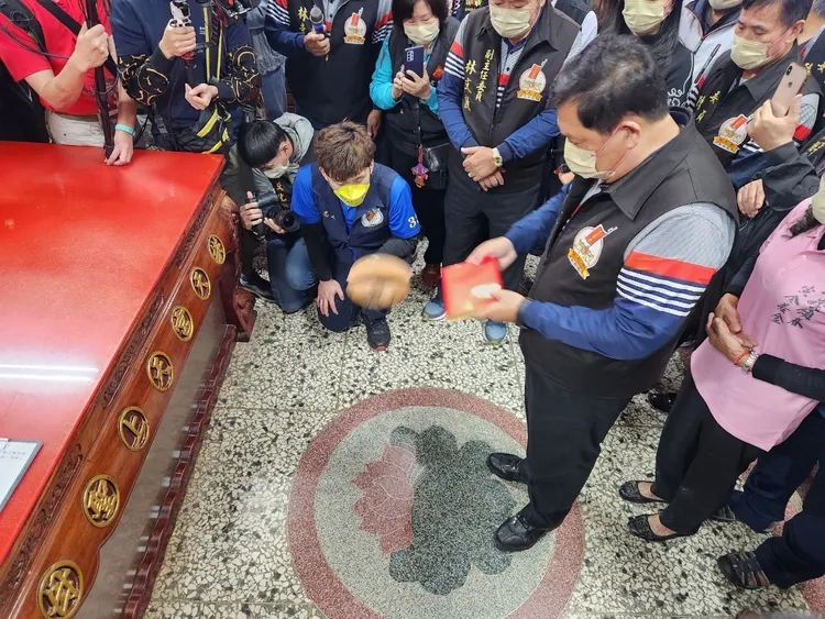 拱天宮管理委員會和爐主，擲筊請示媽祖婆聖意。駱調彬提供