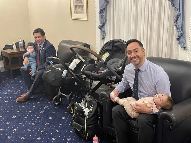 戈麥茲（右）與德州議員卡斯楚（左）帶孩子畫面。翻攝推特/RepCarbajal