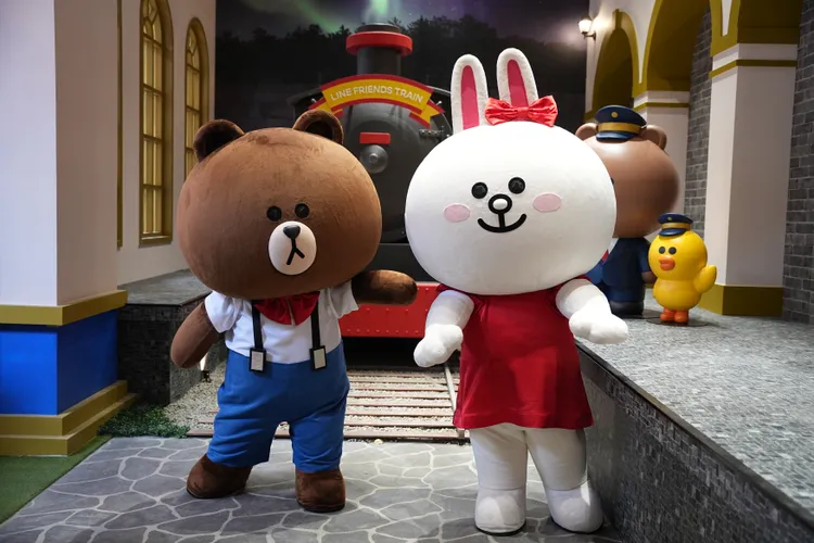 開城當天請來超可愛的熊大與兔兔和粉絲們見面。黃盈甄攝