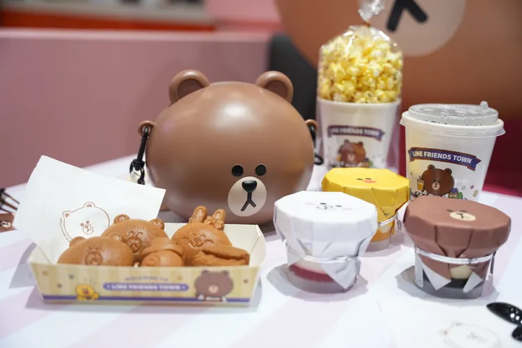 「Food Court 美食區」推出許多超萌美食，好吃又可以蒐藏的熊大造型爆米花桶（售價799元）最具人氣。黃盈甄攝