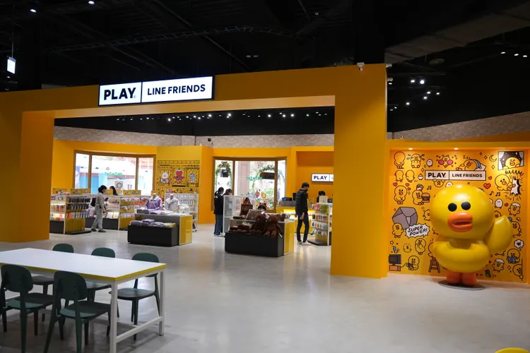 「PLAY LINE FRIENDS 官方商店」上百種商品讓粉絲買個過癮。黃盈甄攝