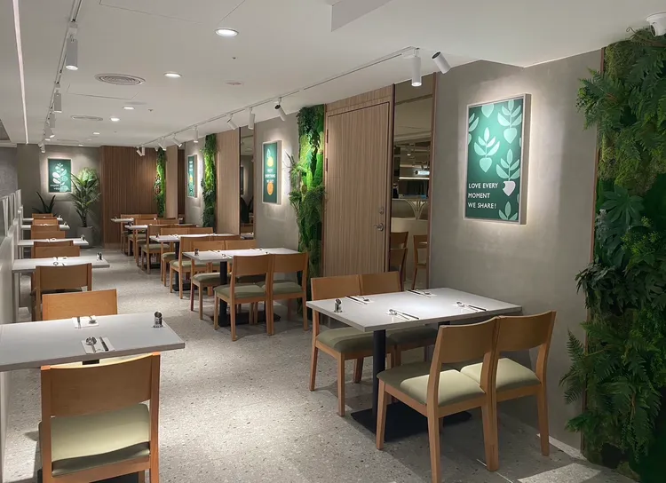 果然匯天母店占地243坪，共260個座位，以明亮白色為基底色調。業者提供