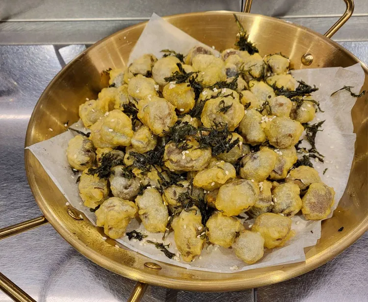 天母店限定新菜-海花草菇天婦羅。業者提供