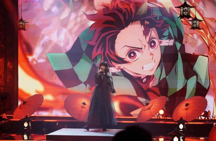 Aimer（エメ）昨晚演唱《鬼滅之刃遊郭篇》片頭曲《殘響散歌》。翻攝NHK