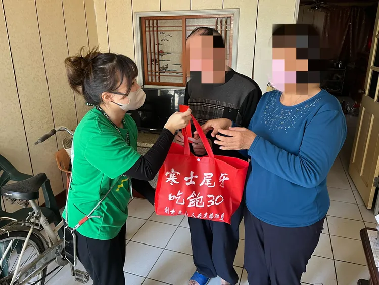 創世羅東院社區服務員送年禮、紅包給個案家屬。創世提供