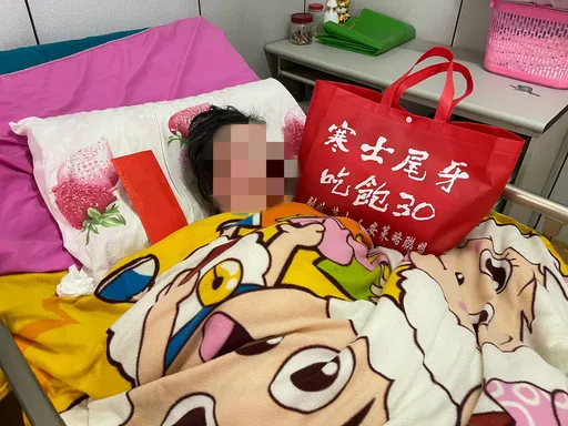 創世基金會親送年禮、紅包　讓清寒植物人家庭過好年