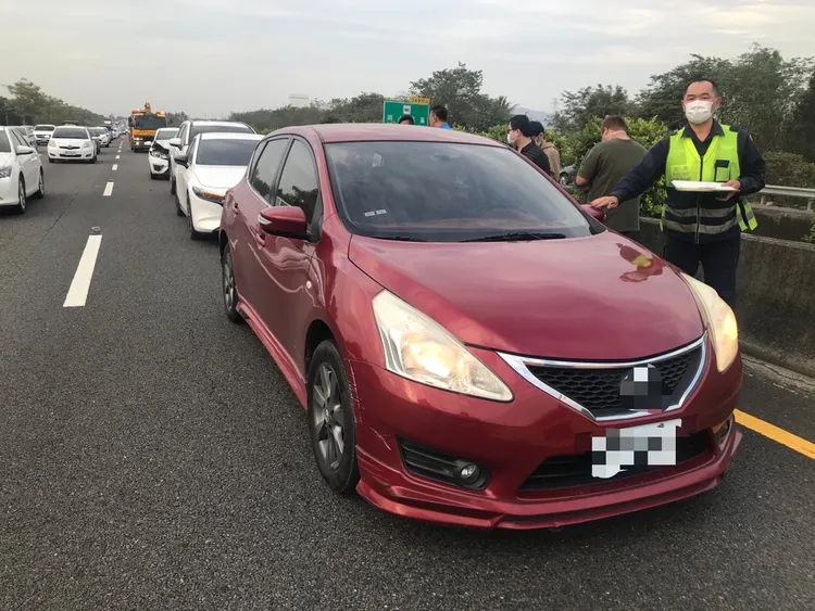 國道一號中山高雄岡山路段今下午發生四部汽車追撞事故。讀者提供