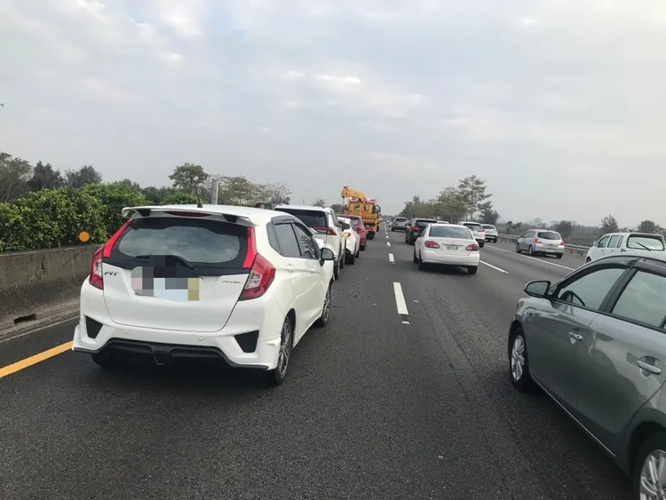 國道一號中山高雄岡山路段今下午發生四部汽車追撞事故。讀者提供