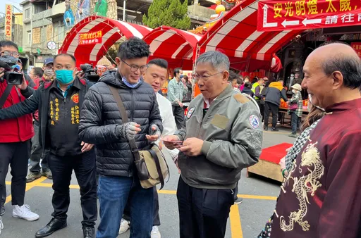 與賴清德同在台中發紅包 柯文哲笑稱兩人很好「沒有互罵過」