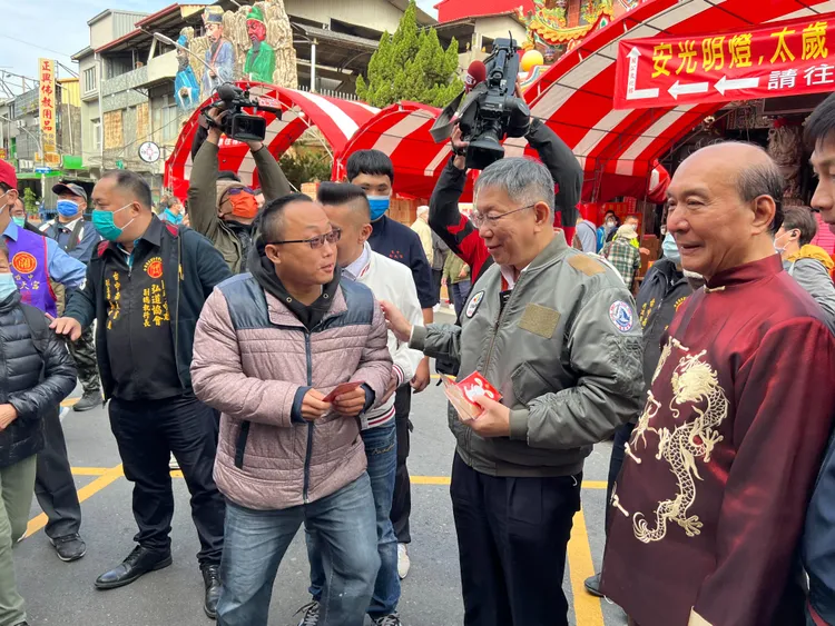 柯文哲在南天宮發紅包。鮮明攝