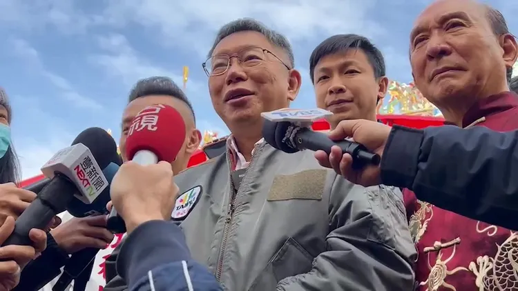 被問到賴清德也在台中發紅包，柯文哲笑說，他和賴清德很好，兩人都是醫界出身，都是同一批老師教出來的。鮮明攝