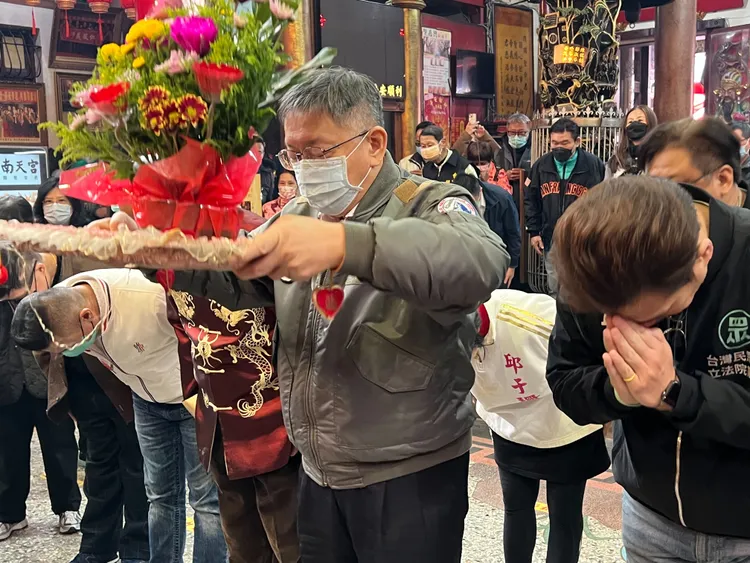 柯文哲在東區南天宮參拜。鮮明攝