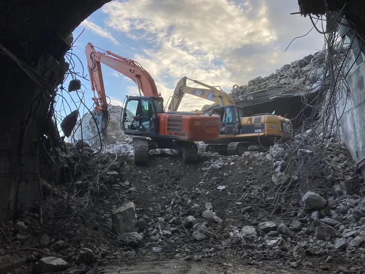 今17至19時開放通行後，實施夜間封閉道路。公路總局提供