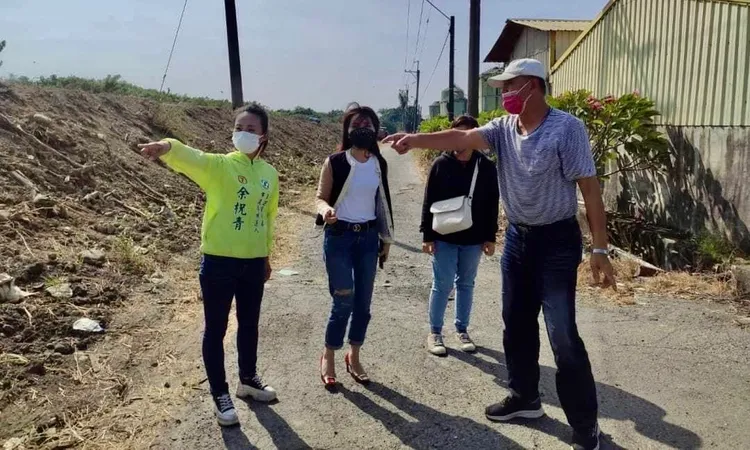 黃怡萍（左2）為地政局約雇人員，主要承辦農路業務，打扮時髦。讀者提供