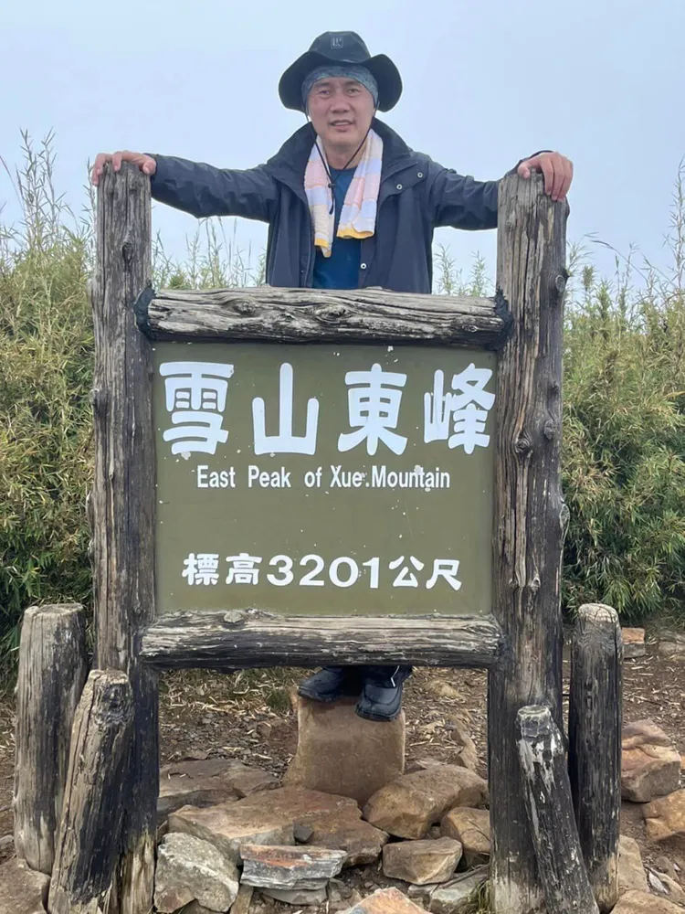 林士傑臉書上有多張爬山攻頂照。取自林士傑臉書