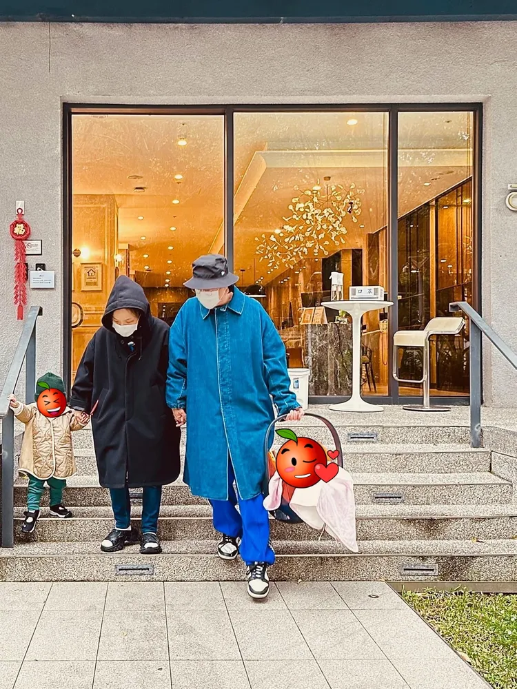 徐佳瑩一家在寒風中離開月子中心。翻攝比爾賈臉書