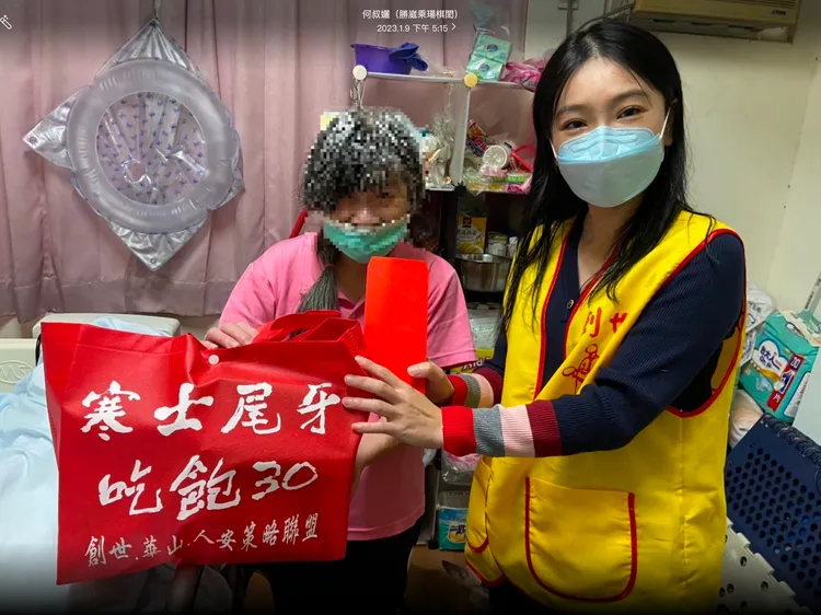 公證人何叔孋(右)日前代表善心人士，送暖到植物人家庭。創世基金會提供