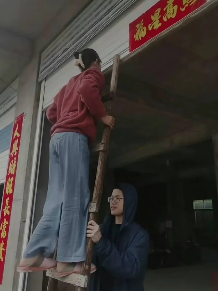 優秀員工幫忙貼春聯。翻攝「爆廢公社」臉書