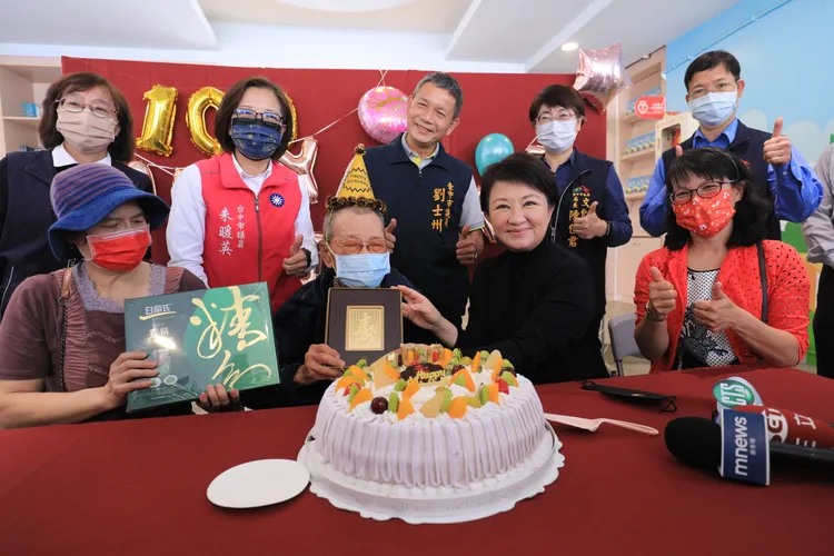 台中市長盧秀燕代表市府致贈福壽安康金牌及雞精，祝賀彩虹爺爺100歲生日快樂。台中市府提供