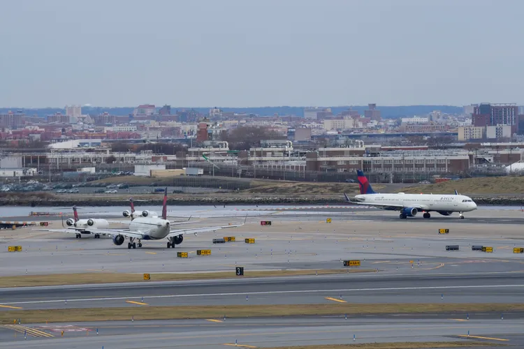 停飛令期間，飛機停於紐約拉瓜地亞機場。美聯社